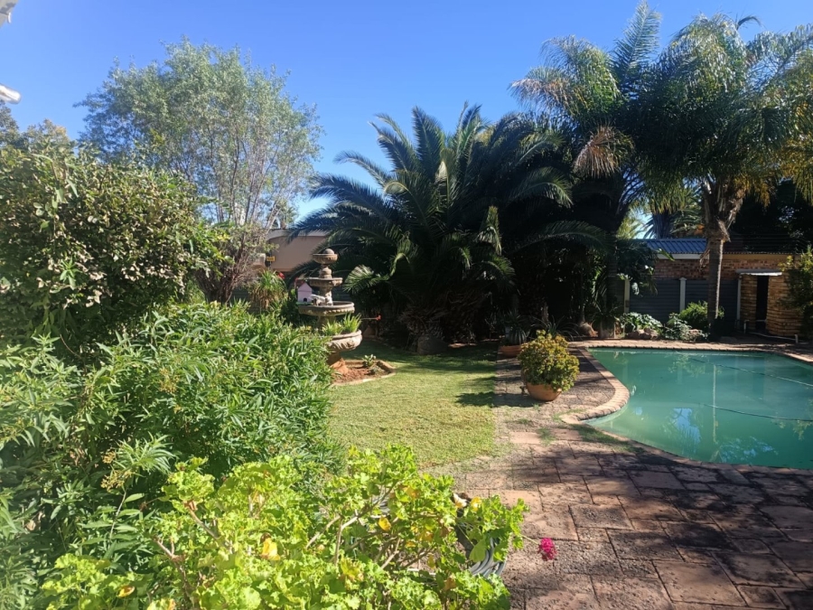 4 Bedroom Property for Sale in Heuwelsig Northern Cape